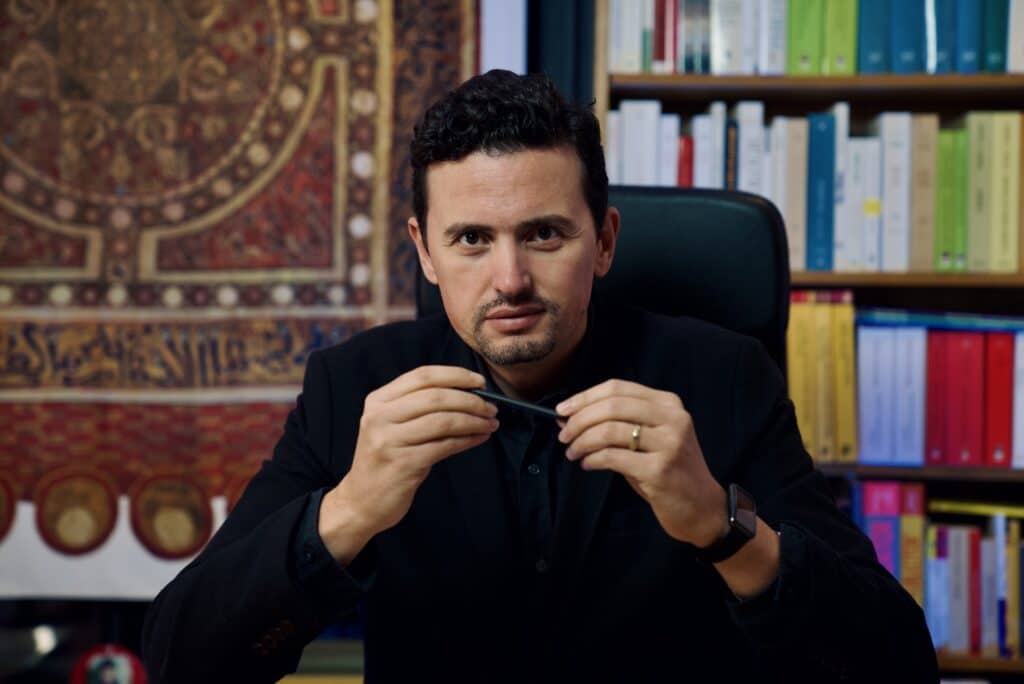 Dans son ouvrage Drapeaux du Maroc, Nabil Mouline nous invite à un voyage passionnant à travers l'histoire du Royaume. Il retrace les parcours mouvementés des drapeaux marocains, emblèmes chargés de sens.