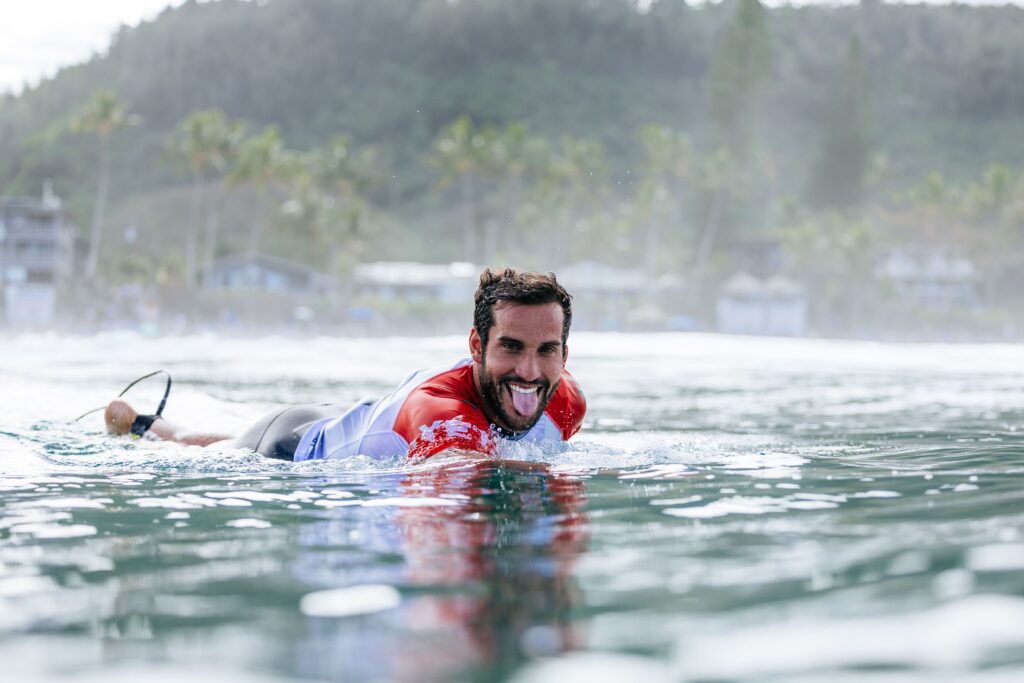 Le surfeur marocain Ramzi Boukhiam effectue un retour en force sur la scène mondiale du surf après une année de rééducation. Intégrant le Top 34 mondial, il s'apprête à défier les vagues du WSL Championship Tour 2024