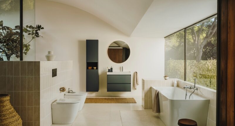 Découvrez ONA, la nouvelle collection de salle de bains de Roca, inspirée de la beauté intemporelle de la Méditerranée. Design épuré, matériaux durables et innovations technologiques pour une salle de bains élégante et fonctionnelle.