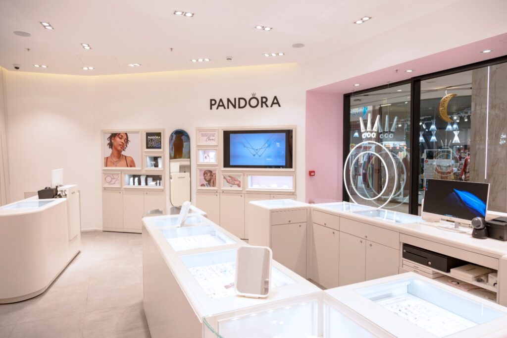 Découvrez le premier concept-store Pandora en Afrique du Nord à Casablanca et vivez une expérience d'achat unique et personnalisée.