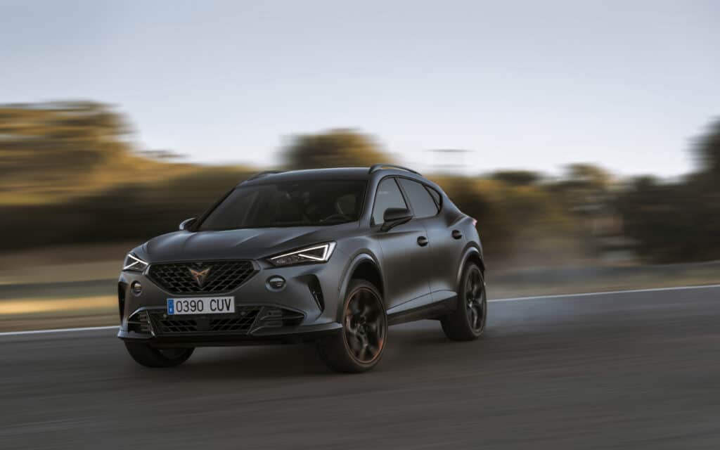 Découvrez toutes les caractéristiques, le prix et les avis de la CUPRA Formentor e-HYBRID, la nouvelle voiture hybride rechargeable de CUPRA disponible au Maroc.