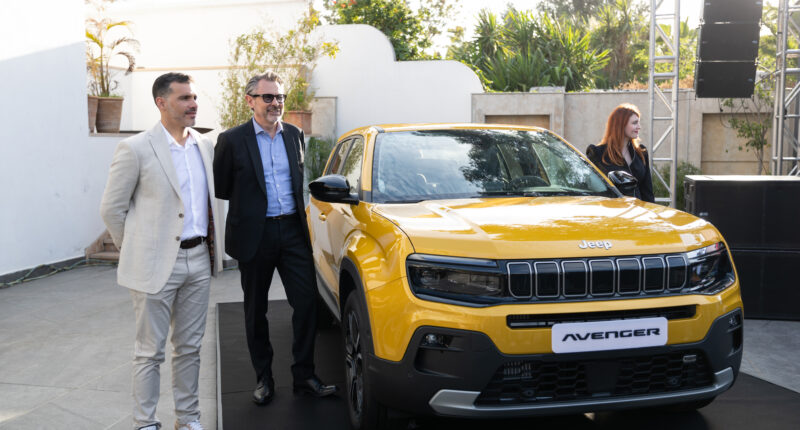 اكتشف Jeep Avenger e-Hybrid الجديدة، سيارة الدفع الرباعي المدمجة الهجينة التي تجمع بين الأناقة والأداء واحترام البيئة. متاح الآن في المغرب بدءًا من 298.000 درهم مغربي.