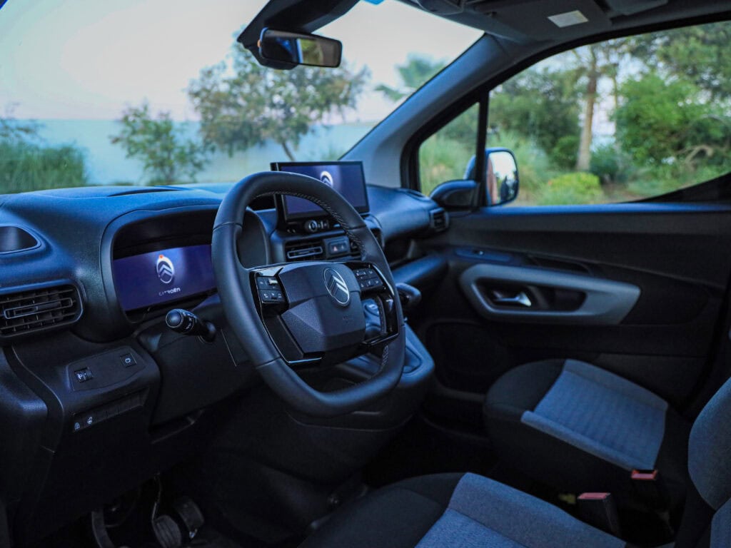 Découvrez le nouveau Citroën Berlingo 2024, un ludospace moderne, confortable et connecté qui répond aux besoins des familles et des actifs. Profitez d'un design renouvelé, d'un intérieur repensé et de technologies de pointe