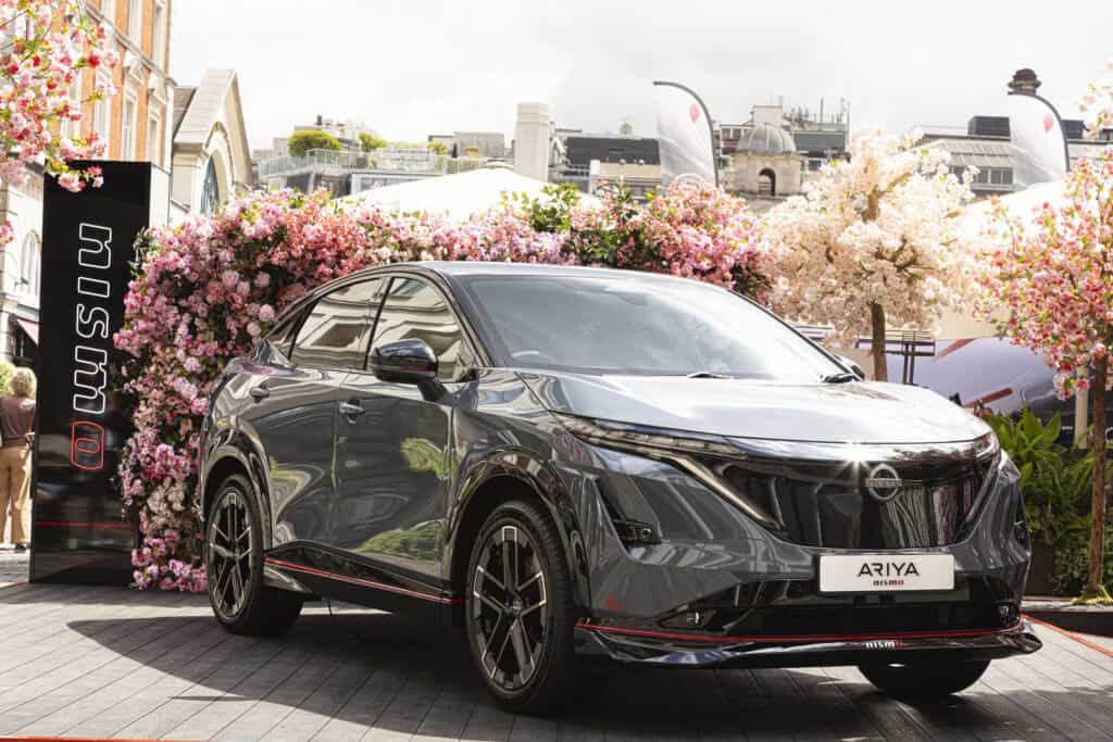 La Nissan Ariya Nismo, la version sportive du SUV électrique de Nissan, est enfin là ! Découvrez ce bolide électrique qui allie puissance, design et technologie de pointe. Avec son moteur de 435 chevaux et son système de transmission intégrale e-4FORCE, l'Ariya Nismo promet des sensations de conduite inédites.