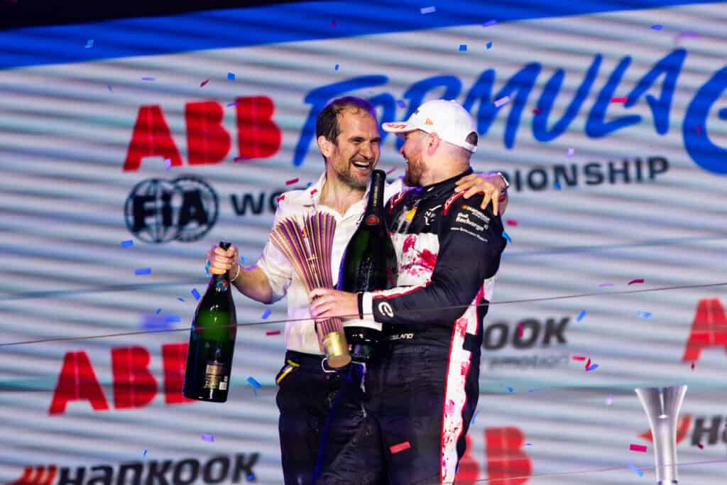 Nissan crée la surprise en remportant l'épreuve finale de la Formule E à Londres. Oliver Rowland offre une victoire d'anthologie à l'écurie nippone. Revivez cette course palpitante et découvrez les coulisses de ce succès.