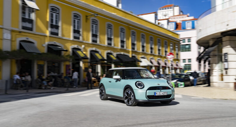 Découvrez la nouvelle MINI Cooper 2024 ! Cette icône britannique allie design intemporel, technologies de pointe et performances dynamiques. Un concentré de plaisir de conduire à l'état pur.