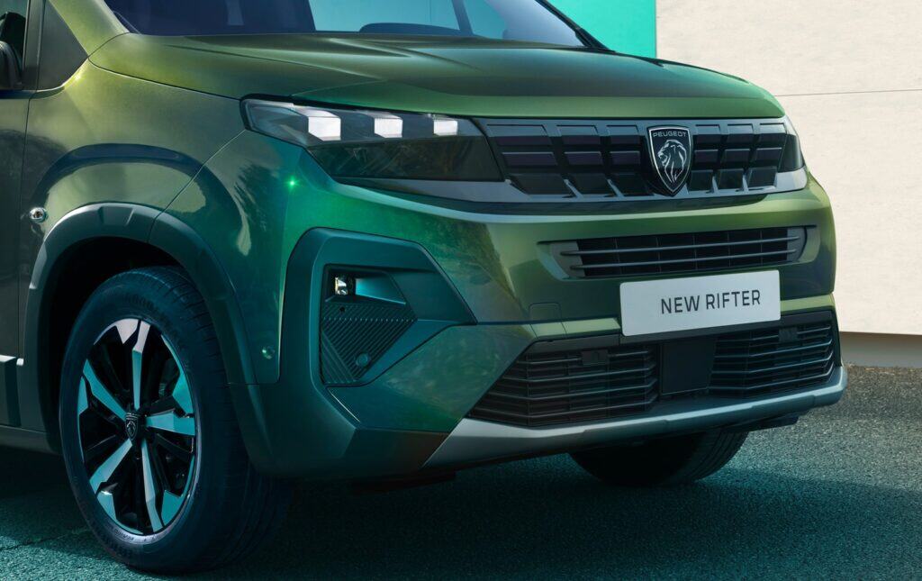 Découvrez le nouveau Peugeot Rifter, un ludospace haut de gamme alliant confort, modularité et design. Parfait pour les familles et les professionnels, il est équipé du Peugeot i-Cockpit et disponible en plusieurs motorisations.