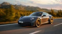 La Porsche 911 fait peau neuve avec l'arrivée du système hybride T-Hybrid. Cette sportive emblématique allie performance, technologie et élégance. Découvrez les nouveautés de cette révolution hybride.