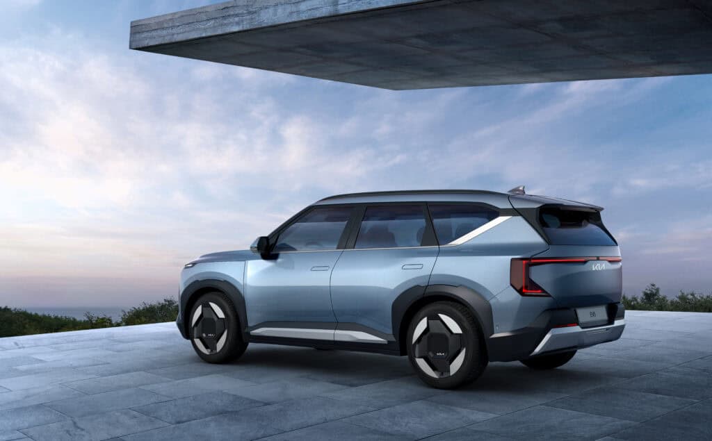 Découvrez le Kia EV5, le nouveau SUV électrique familial qui révolutionne la conduite au Maroc. Avec son design audacieux, son autonomie généreuse et ses technologies de pointe, l'EV5 est le choix idéal pour une conduite responsable et connectée.
