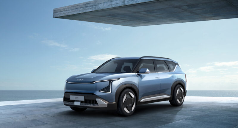 Découvrez le Kia EV5, le nouveau SUV électrique familial qui révolutionne la conduite au Maroc. Avec son design audacieux, son autonomie généreuse et ses technologies de pointe, l'EV5 est le choix idéal pour une conduite responsable et connectée.