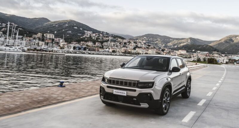 Le Jeep Avenger, élu Voiture européenne de l'année, franchit un cap important avec 100 000 unités produites. Découvrez pourquoi ce SUV compact hybride séduit autant les Marocains.