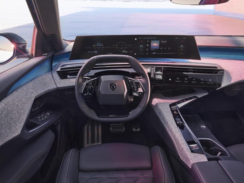Découvrez le nouveau Peugeot 3008, un SUV compact hybride qui allie design élégant, technologie de pointe et confort de conduite. Avec son i-Cockpit® révolutionnaire et ses motorisations hybrides performantes, il est désormais disponible au Maroc.