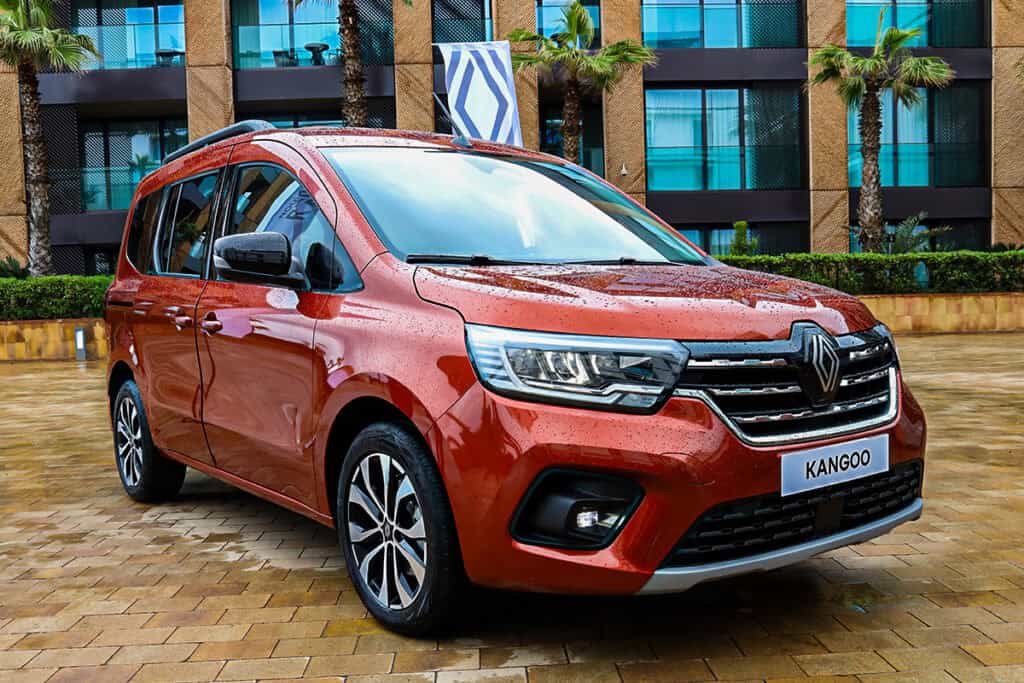Découvrez le nouveau Renault Kangoo, le ludospace idéal pour les familles et les professionnels. Avec un design plus dynamique, un intérieur modulable et de nombreuses technologies, il est désormais disponible au Maroc. Découvrez les prix et les caractéristiques techniques.