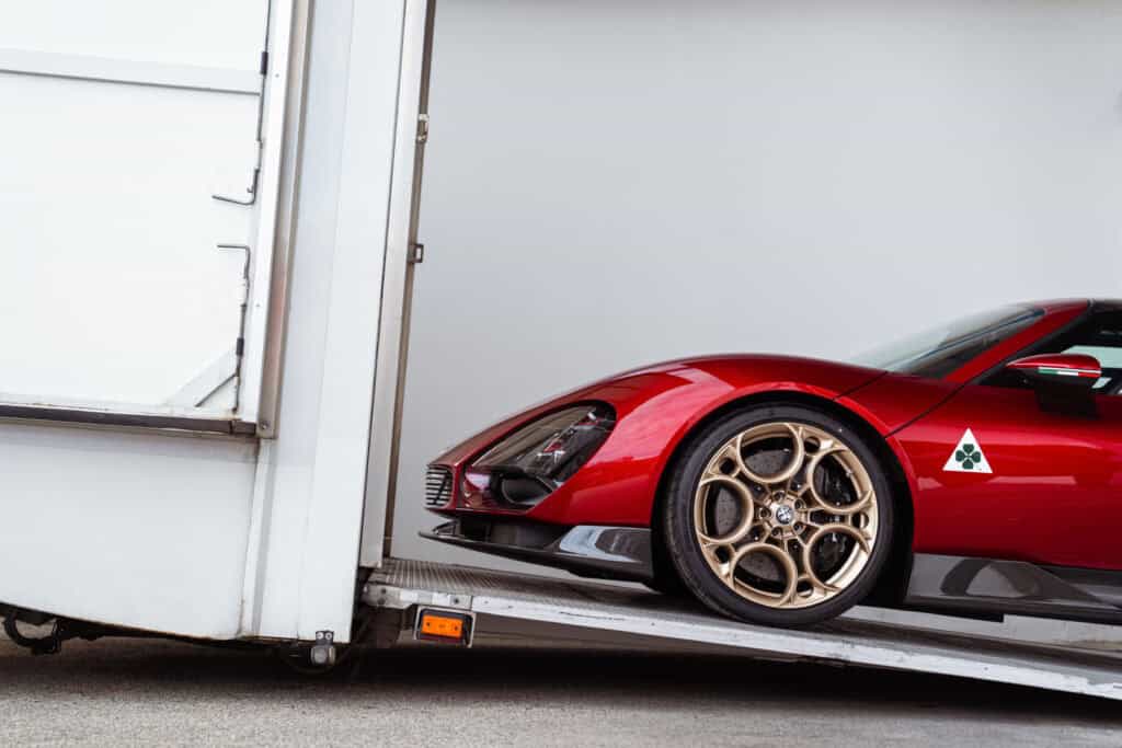Découvrez la renaissance de l'icône italienne : la nouvelle Alfa Romeo 33 Stradale. Un chef-d'œuvre de design et d'ingénierie, produit en série limitée et entièrement personnalisable.