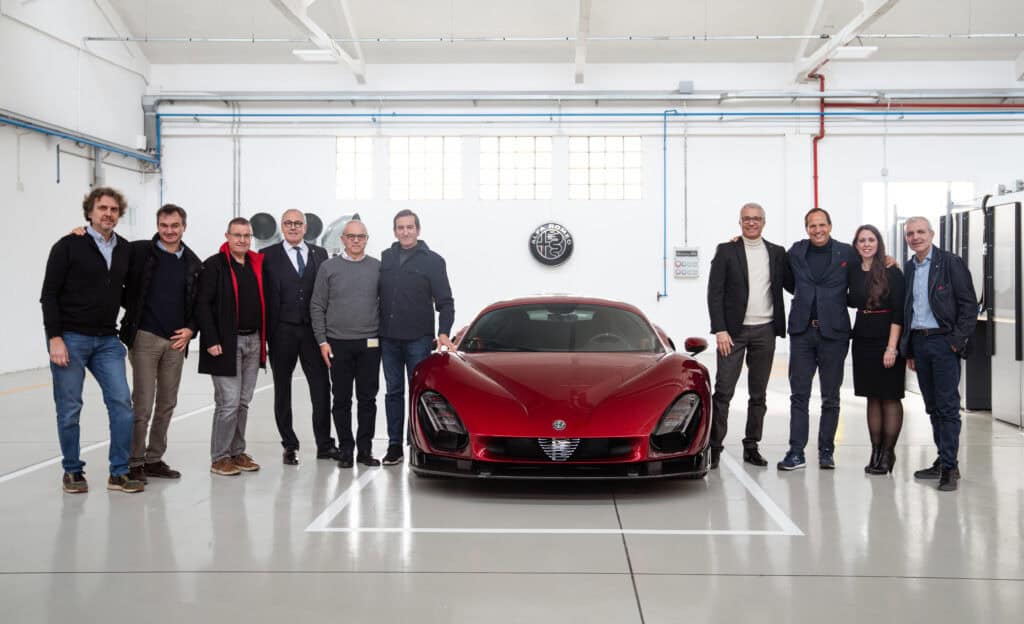 Découvrez la renaissance de l'icône italienne : la nouvelle Alfa Romeo 33 Stradale. Un chef-d'œuvre de design et d'ingénierie, produit en série limitée et entièrement personnalisable.