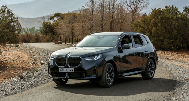 اكتشف الجيل الجديد من BMW X3! تجمع هذه السيارة الرياضية متعددة الاستخدامات بين التصميم الرياضي والتكنولوجيا المتطورة والراحة. اكتشف محركاتها وميزاتها الداخلية الجديدة