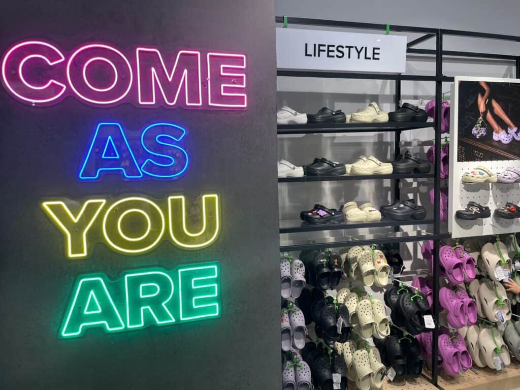 Crocs ouvre un nouveau magasin à Rabat ! Découvrez la nouvelle collection de chaussures confortables et tendance. Visitez le magasin Arribat Center pour une expérience shopping unique.