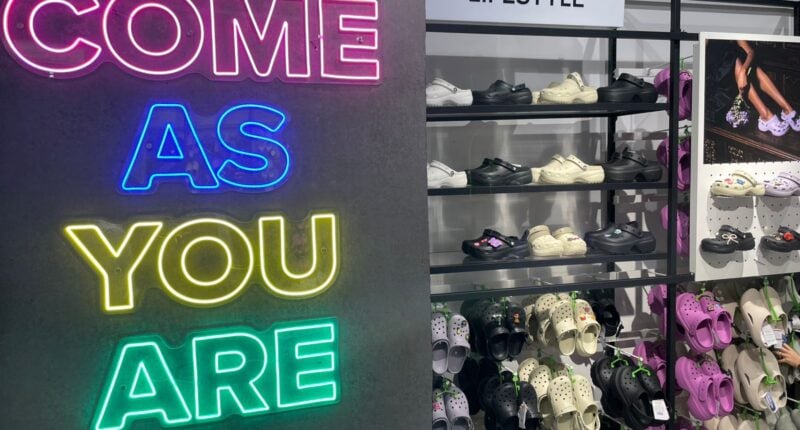 Crocs ouvre un nouveau magasin à Rabat ! Découvrez la nouvelle collection de chaussures confortables et tendance. Visitez le magasin Arribat Center pour une expérience shopping unique.