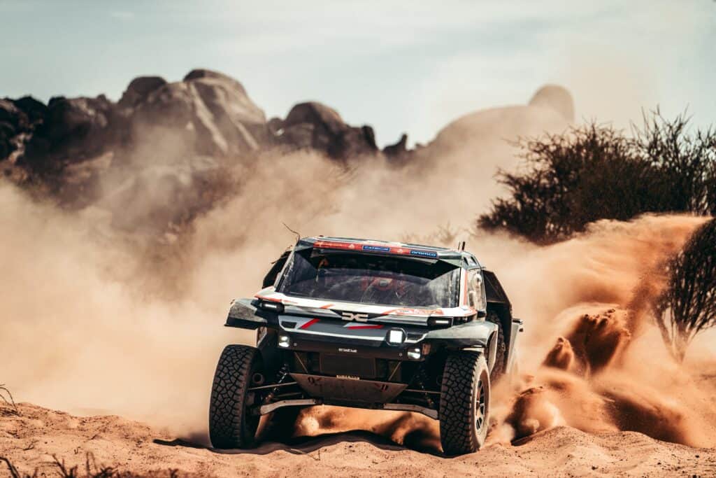 Découvrez comment les Dacia Sandriders s'attaquent au Dakar 2025 avec Nasser Al-Attiyah et Sébastien Loeb.