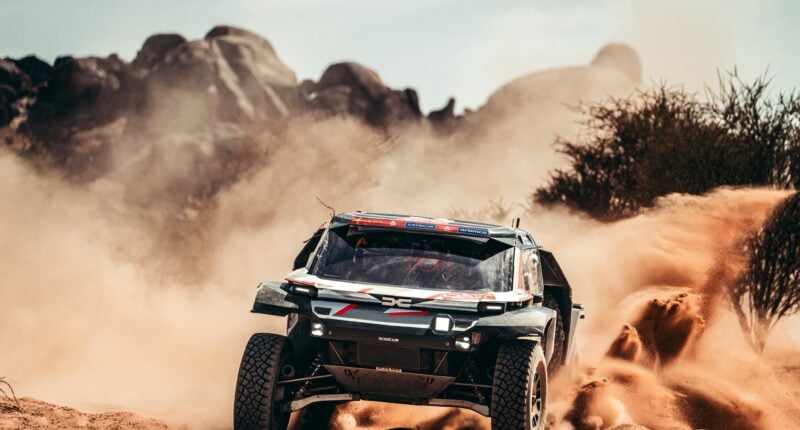 Découvrez comment les Dacia Sandriders s'attaquent au Dakar 2025 avec Nasser Al-Attiyah et Sébastien Loeb.