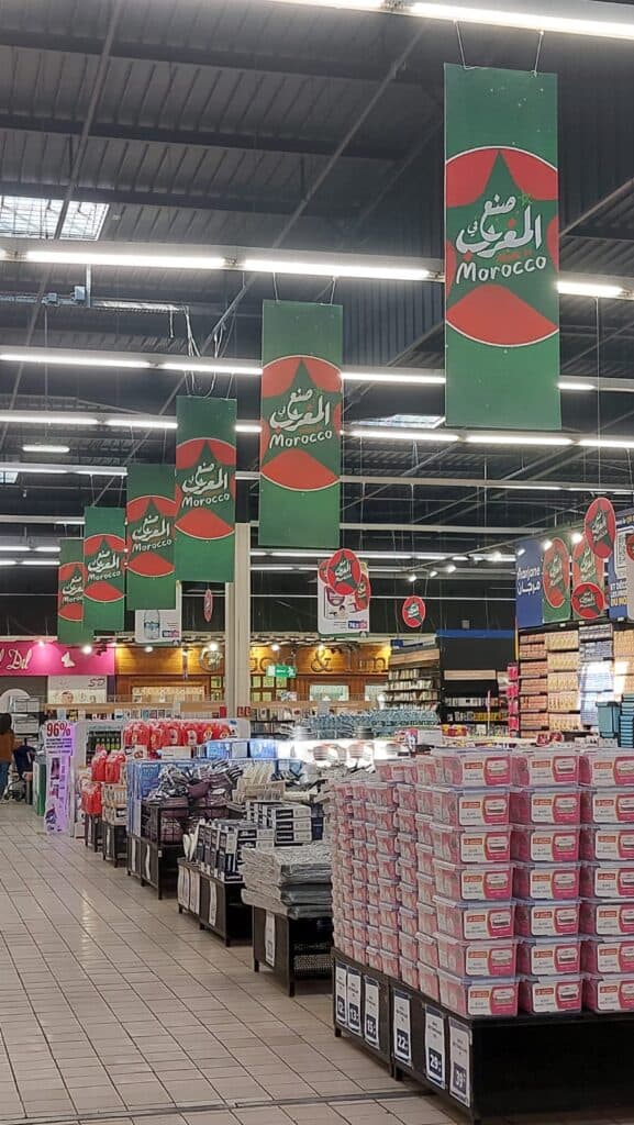 Marjane s'engage à soutenir l'économie locale en privilégiant les produits marocains. Découvrez comment le groupe contribue à valoriser le savoir-faire local et à promouvoir une consommation responsable.