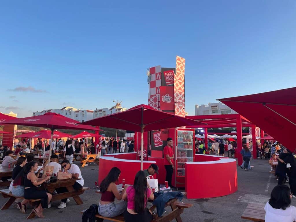 Méta description : مهرجان "كوكا كولا فود فستيفال" يحل بموروكو مول بالدار البيضاء مع عروض موسيقية لبيني آدم وستورمي، وعرض طهوي للشيف سيمو، والعديد من الأنشطة. اكتشفوا برنامج عطلة نهاية الأسبوع كاملاً.