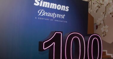 تحتفل سيمونز بيوتي ريست بمرور 100 عام على إطلاق خط Beautyrest® (1925-2025). اكتشفوا المتجر الرئيسي الجديد في الدار البيضاء وتقنيات المراتب الرائدة (نوابض مغلفة، تنظيم حراري).