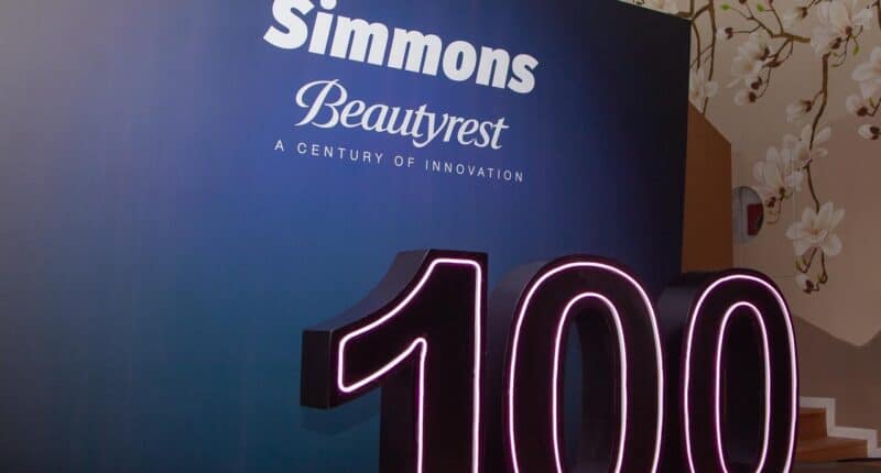 تحتفل سيمونز بيوتي ريست بمرور 100 عام على إطلاق خط Beautyrest® (1925-2025). اكتشفوا المتجر الرئيسي الجديد في الدار البيضاء وتقنيات المراتب الرائدة (نوابض مغلفة، تنظيم حراري).